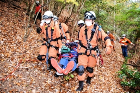 救助訓練に取り組む参加者ら＝丹波市春日町黒井