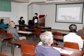 刈草の有効活用法を考える参加者ら＝岡野文化会館