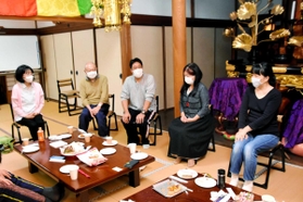 １００回目の「ボウズ・カフェ」で語り合う参加者ら＝９月２９日夜、青蓮寺