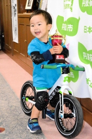 神戸新聞next 丹波 ランバイクで日本一 丹波篠山の男児 予選から全て１位でゴール