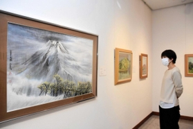 山をテーマに選ばれた作品が並ぶ会場＝植野記念美術館