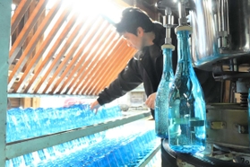 瓶詰めされる「鴨庄百人一酒」の新酒＝鴨庄酒造