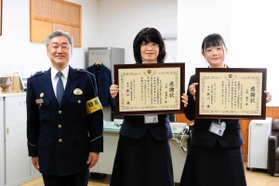 特殊詐欺被害を防ぎ、森江満署長（左）から感謝状を受け取った小阪優子さん（右）と下井富貴子さん＝篠山署