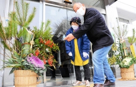 しゃくなげ会館前に登場した手作りの門松＝丹波篠山市本郷