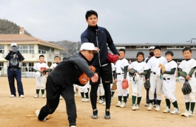 後輩の投球を見守る中森俊介投手＝多紀小学校