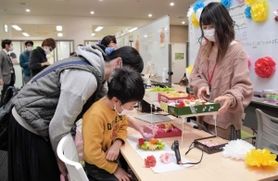 ワークショップの参加者らでにぎわう会場＝市民プラザ