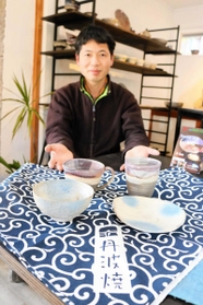 福風呂敷をＰＲする山五陶勝窯の市野勝磯さん＝丹波篠山市今田町上立杭