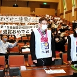 受賞を喜ぶ岡田恵美栄養教諭（手前右）と長澤逸夫調理員（手前中央）ら＝四季の森生涯学習センター