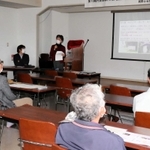 刈草の有効活用法を考える参加者ら＝岡野文化会館