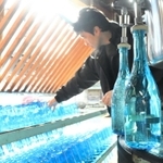 瓶詰めされる「鴨庄百人一酒」の新酒＝鴨庄酒造