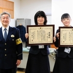 特殊詐欺被害を防ぎ、森江満署長（左）から感謝状を受け取った小阪優子さん（右）と下井富貴子さん＝篠山署
