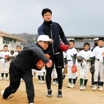 後輩の投球を見守る中森俊介投手＝多紀小学校