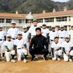 篠山東野球少年団の選手たちと写真に納まる中森俊介投手（前列中央）＝多紀小学校