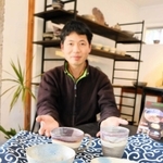 福風呂敷をＰＲする山五陶勝窯の市野勝磯さん＝丹波篠山市今田町上立杭