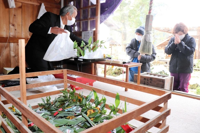 お参り後、福笹やお守りを買い求める参拝客ら＝達身寺