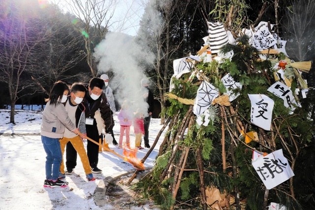 とんどに着火する子どもら＝丹波少年自然の家