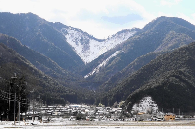 積雪で出現した“ハート山”＝１０日午後、丹波市青垣町稲土