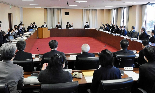 ２万円商品券案を盛り込んだ一般会計補正予算案を否決した丹波市議会の予算決算常任委員会＝丹波市役所