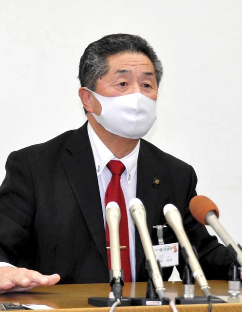 ２万円商品券交付事業を盛り込んだ一般会計補正予算案の否決を受け、記者会見する林時彦市長＝丹波市役所