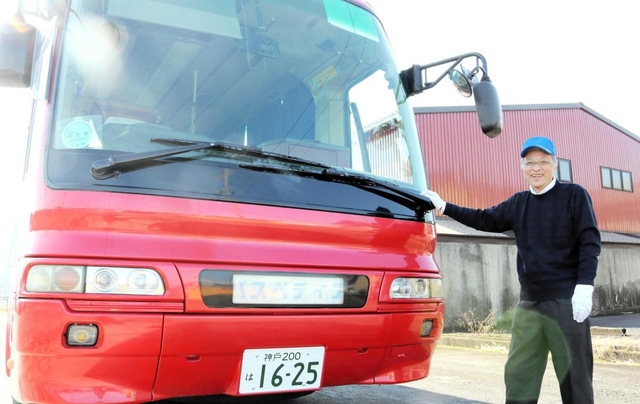 大型バスの運転体験事業「バスペディア」を始めた福岡真生さん。相棒の車両は２代目＝丹波篠山市風深