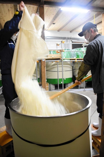 「添仕込み」の作業風景＝山名酒造