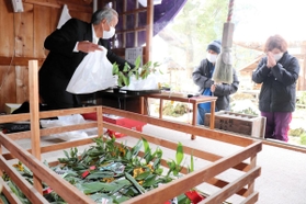 お参り後、福笹やお守りを買い求める参拝客ら＝達身寺