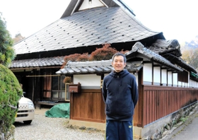 ２０１９年１１月に移住してきた田川剛さん。ギターやカメラ、コーヒー焙煎（ばいせん）など多趣味な一面も＝丹波篠山市小倉