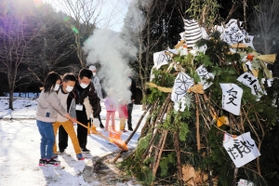 とんどに着火する子どもら＝丹波少年自然の家