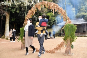 薬草などで作られた茅の輪をくぐる参拝者＝狭宮神社