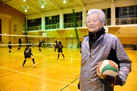神戸新聞next 丹波 ふるさとで地道に指導４０年 青垣のバレー監督