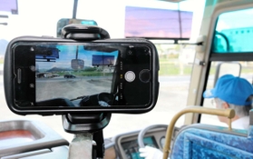 運転中はスマートフォンを設置して撮影することもできる（写真は退役した初代車両の車内）