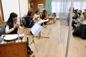 木製楽器の四重奏を披露する演奏家ら＝県立丹波年輪の里