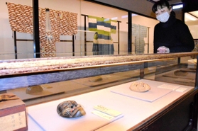 狂言に親しんでもらおうと、江戸時代の装束、安土桃山時代の面など３８点を展示している＝丹波篠山市立歴史美術館
