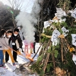 とんどに着火する子どもら＝丹波少年自然の家