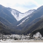 積雪で出現した“ハート山”＝１０日午後、丹波市青垣町稲土