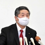 ２万円商品券交付事業を盛り込んだ一般会計補正予算案の否決を受け、記者会見する林時彦市長＝丹波市役所