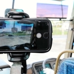 運転中はスマートフォンを設置して撮影することもできる（写真は退役した初代車両の車内）