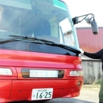 大型バスの運転体験事業「バスペディア」を始めた福岡真生さん。相棒の車両は２代目＝丹波篠山市風深