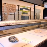 狂言に親しんでもらおうと、江戸時代の装束、安土桃山時代の面など３８点を展示している＝丹波篠山市立歴史美術館