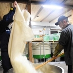 「添仕込み」の作業風景＝山名酒造