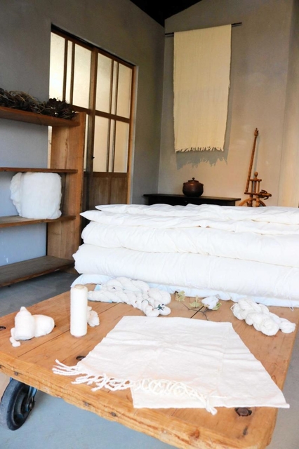 森田さんが栽培している和綿を使った布団やストール＝丹波篠山市安口
