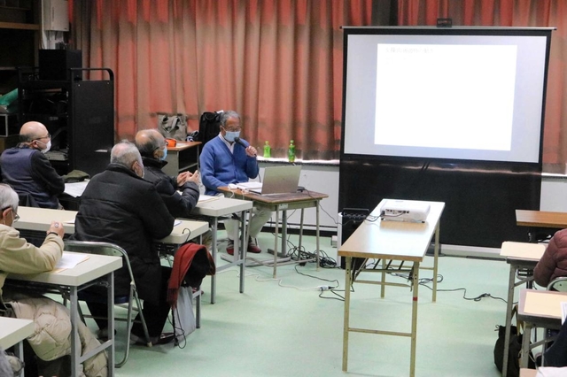 西園寺公望が倒幕のために福住を訪れた歴史を解説する森田栄さん（中央奥）＝丹波篠山市福住