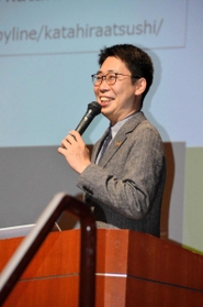 地球温暖化について講演する気象予報士の片平敦さん＝四季の森生涯学習センター