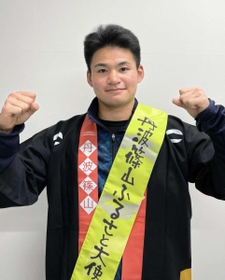 「丹波篠山ふるさと大使」のたすきを掛けた中森俊介投手（球団提供）