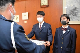 生徒を代表し、表彰状を受け取る梅垣朋宏さん（中央）と荻野灯さん＝柏原高校