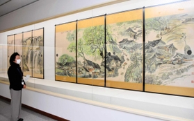 李行簡さんの作品が展示されている会場＝植野記念美術館