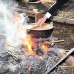 火にかけられた鍋＝折杉神社