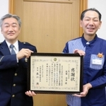 森江満署長（左）から感謝状を受け取る後藤浩喜さん＝篠山署