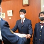 生徒を代表し、表彰状を受け取る梅垣朋宏さん（中央）と荻野灯さん＝柏原高校