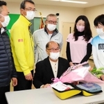 木戸勝則さん（中央下段）を連携プレーで助け、表彰を受けた５人＝丹波市柏原町母坪